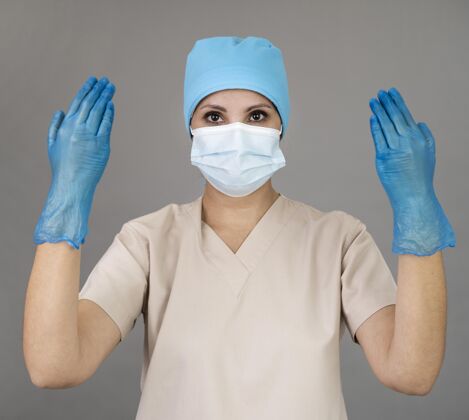 医学戴着防护手套的中枪女人援助卫生工作者医生
