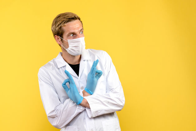 实验室外套正面图黄色背景上吓坏了男医生大流行的冠状病毒-健康病毒前面衣服成人