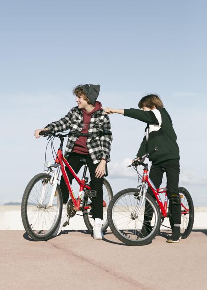 垂直两个男孩在户外骑自行车自行车活动爱好