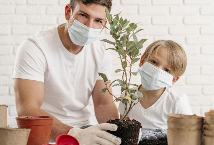 植物父子俩在家一起学种地栽培人父亲