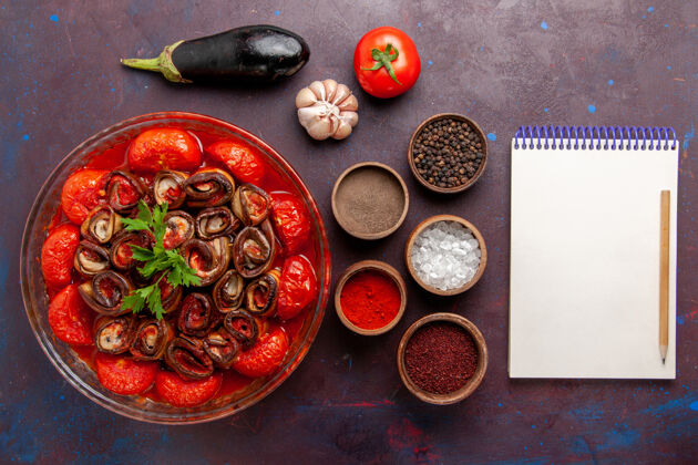 膳食顶视图熟蔬菜餐番茄和茄子与调味品在黑暗的表面餐桌食物茄子