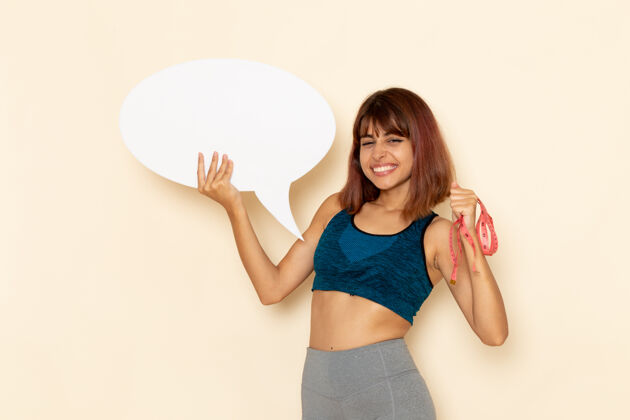 衬衫年轻女性的前视图 穿着蓝色衬衫 身体健康 白色墙上有白色标志瘦身女性健康