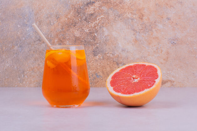 热一杯里面有柑橘类水果的果汁冷酒精水