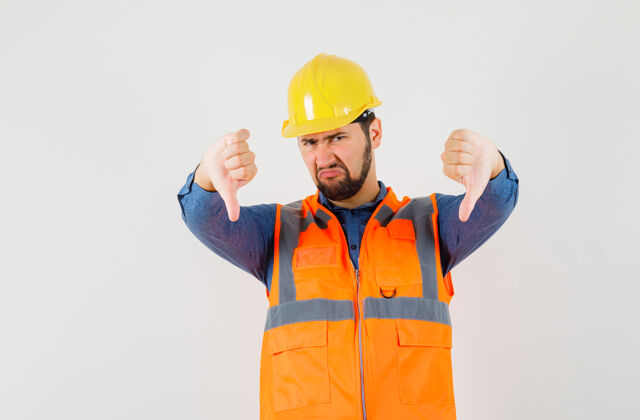 年轻年轻的建筑工人在衬衫 背心 头盔上竖起大拇指 看上去很失望 正面视图肖像工程背心