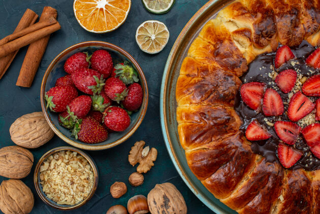 甜味草莓派与坚果和肉桂棒俯视图美味食品烘焙