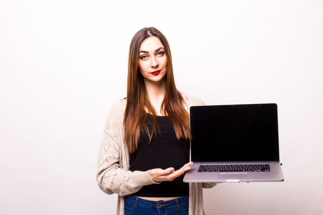 坐着快乐惊讶的女人站在灰色笔记本电脑屏幕上的画像科技地板笔记本电脑
