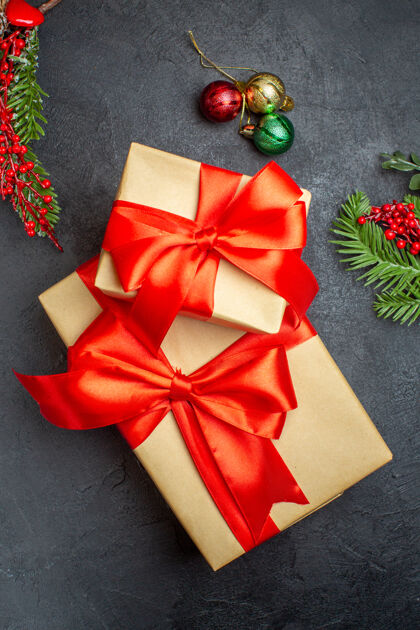 视图圣诞背景与蝴蝶结形彩带和杉木枝装饰配件上一个黑暗的表以上的看法美丽的礼物弓形轮子弓