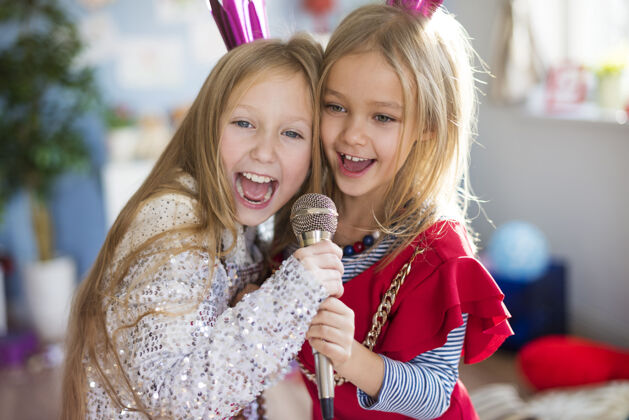 向上未来的明星们一起唱一首最喜欢的歌歌手家庭衣服
