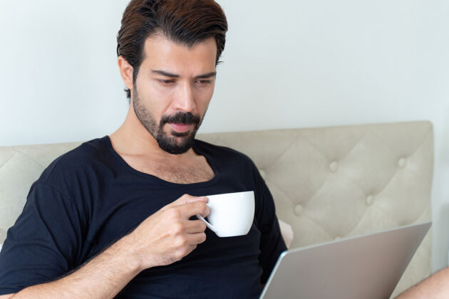 咖啡商人在家办公时喝咖啡压力感觉快乐笔记本电脑