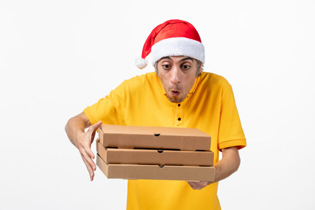 服务正面图男快递员拿着披萨盒在白墙上工作服拜年男信使盒子工程师