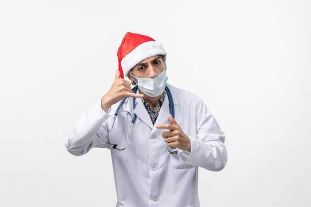 冠状病毒正面图白色墙壁上戴口罩的男医生可维假日大流行病毒男医生视图医生