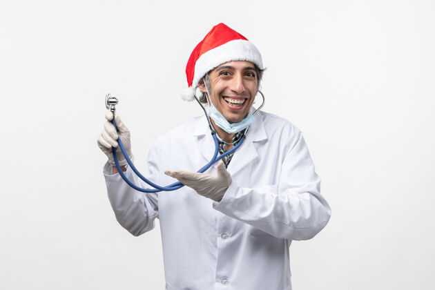 病毒正面图：男医生拿着听诊器站在白墙上-病毒情感观点器械圣诞节