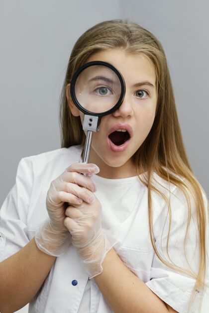 学习好奇的年轻女科学家使用放大镜前视图青年实验学习