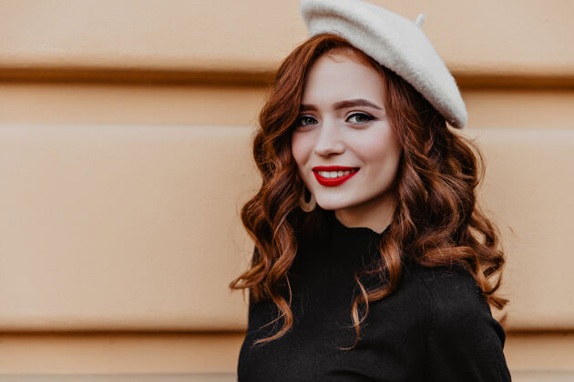享受穿着法国贝雷帽的年轻女士享受美好的一天戴着棕色帽子的浪漫女人站在户外秋天微笑年轻