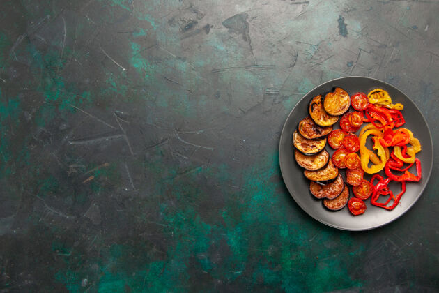 蔬菜顶视图煮熟的甜椒和茄子在深绿色的表面甜椒菜餐