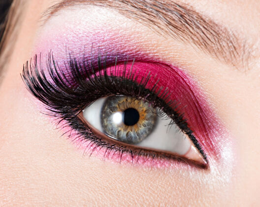 魅力用漂亮时尚的亮粉色妆容特写女性眼睛艺术家脸风格