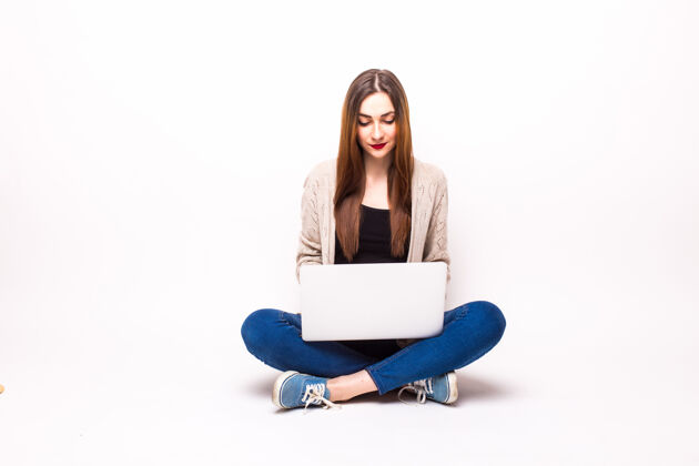 互联网年轻随意的女人坐下来微笑着拿着笔记本电脑电脑女人笔记本电脑
