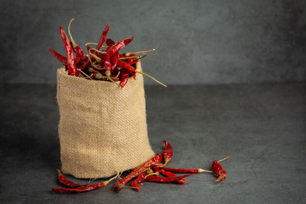 可食用品干辣椒在小袋子里吃堆辣椒