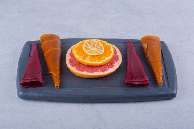 甜一盘深色的美味干果浆和葡萄柚放在石桌上扁平水果有机