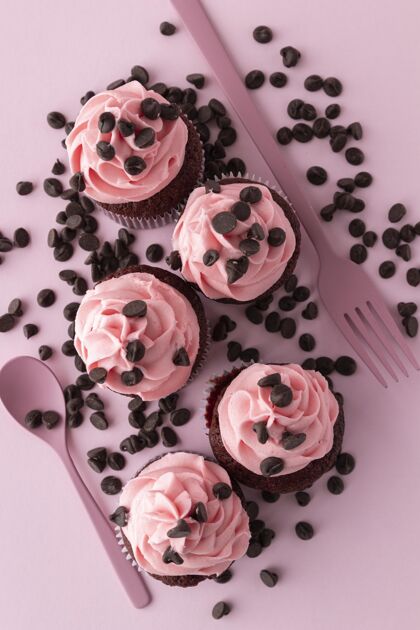 纸杯蛋糕粉红色糖衣的顶视图纸杯蛋糕美味糖果安排