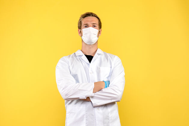 男性正面图黄色背景上戴口罩的男医生健康病毒-大流行服装衣服医生