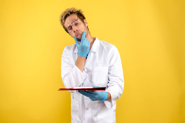 医院正面图黄色背景上带笔记和钢笔的男医生健康科维德-医学人护士实验室男性医生