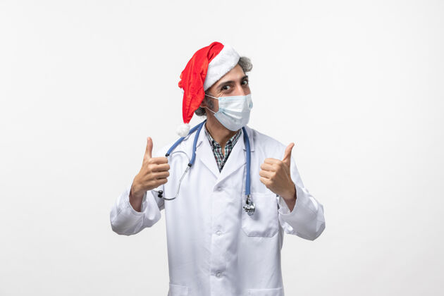 冠状病毒正面图男医生戴着无菌口罩上白墙病毒新年长假外套医生成人