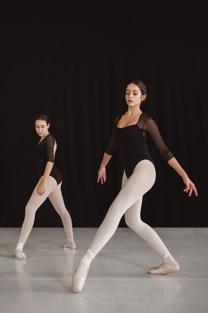 芭蕾舞专业芭蕾舞演员穿着尖头鞋一起练习的侧视图紧身衣艺术家女子