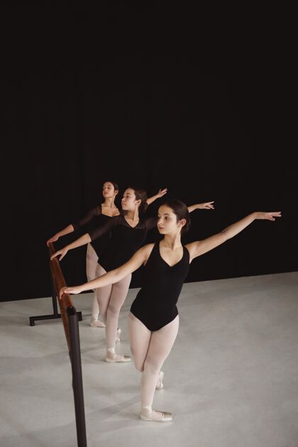 专业专业芭蕾舞演员一起排练芭蕾舞演员舞蹈艺术