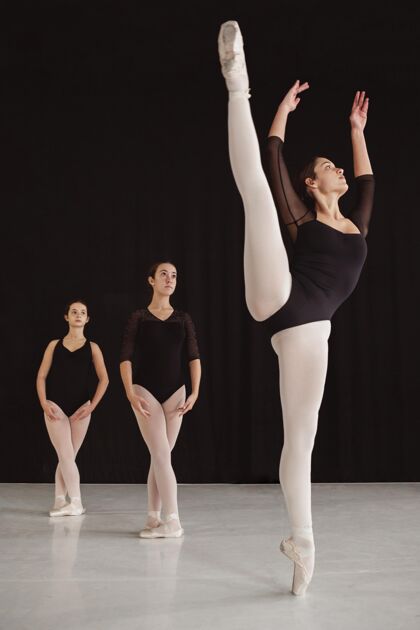 舞蹈专业芭蕾舞演员一起练习的正面图女子表演紧身衣