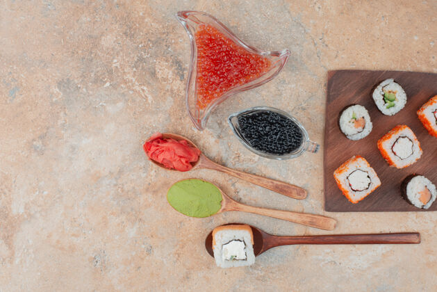 食物美味的寿司与鱼子酱 姜和瓦萨比在木制盘子好吃好吃鱼
