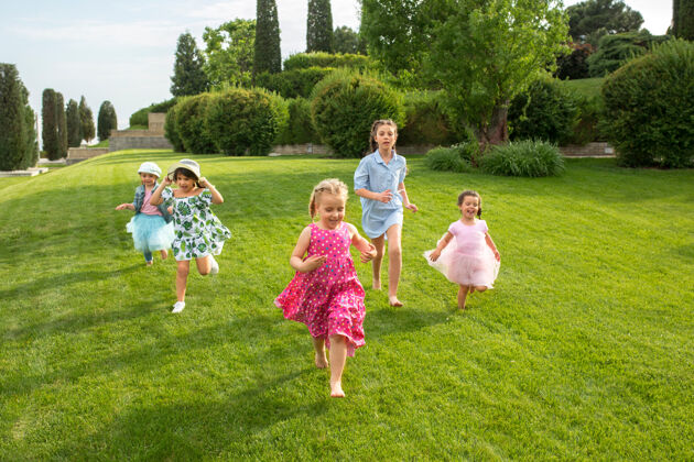 时尚有趣的开始儿童时尚概念一群少年男孩和女孩在公园跑步行动女孩游戏