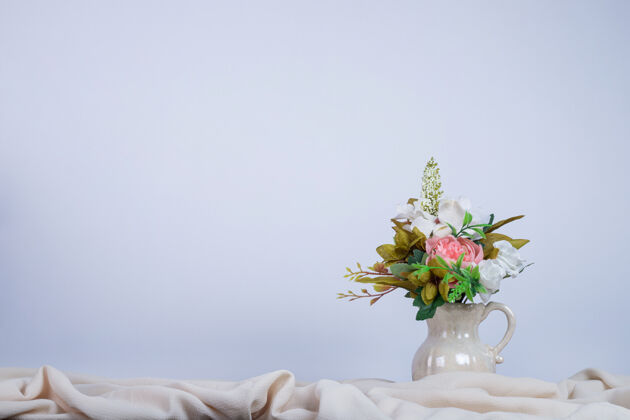 花一束鲜花放在深色墙上的陶瓷花瓶里叶粉彩花