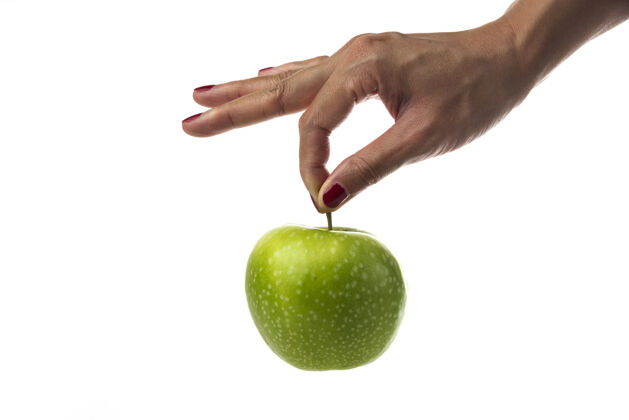 绿色女人手里拿着一个白苹果成熟美味女士