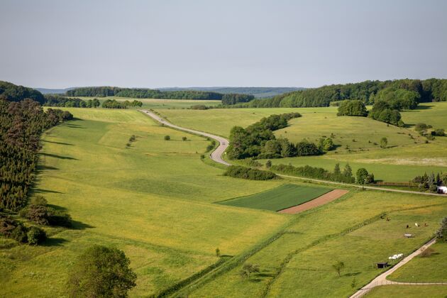 欧洲德国埃菲尔地区晴空下农田的空中拍摄环境耕种乡村