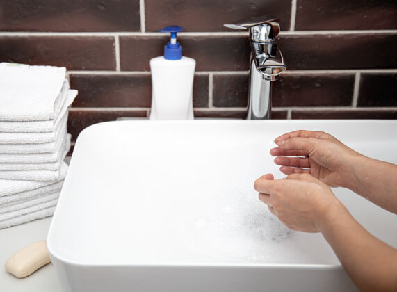 消毒在浴室里用自来水洗手个人卫生和健康的概念防腐剂预防护肤