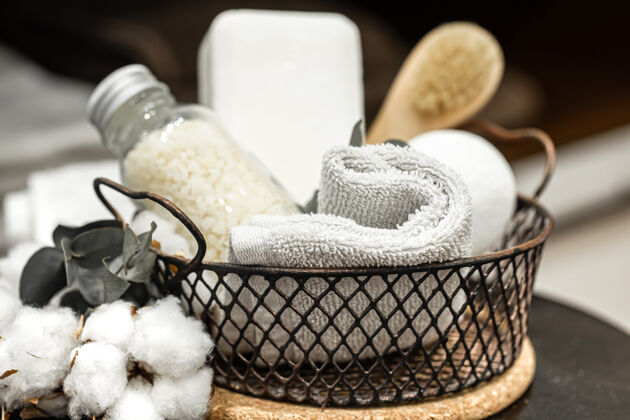 产品金属篮中的身体护理产品健康和卫生概念清洁身体棉花