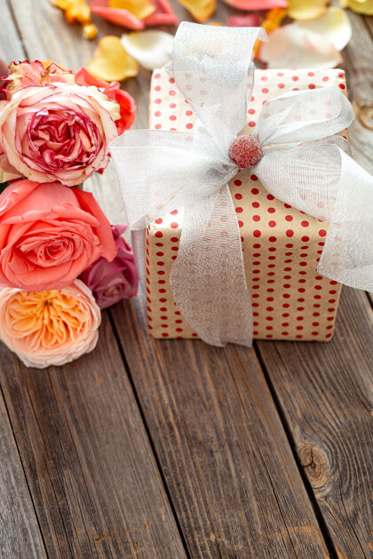 细节包装精美的情人节礼品盒和新鲜的玫瑰装饰礼物春天