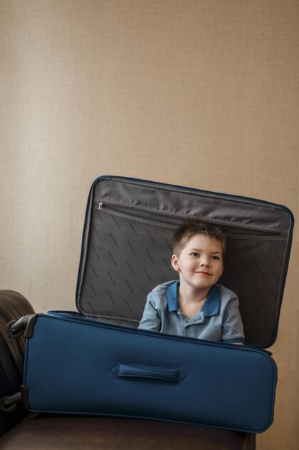 旅行中枪可爱的孩子躺在行李里垂直旅行度假