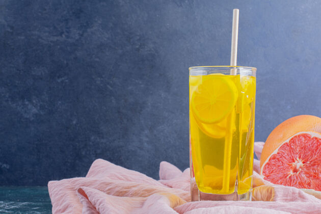 桌布一杯柠檬水 柠檬片和葡萄柚放在大理石表面水果提神切片