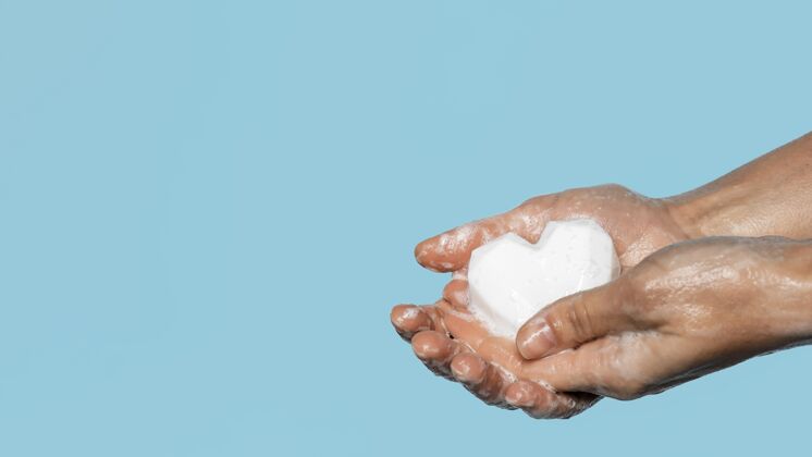 健康用白色肥皂洗手的人有复印空间流行病预防护理
