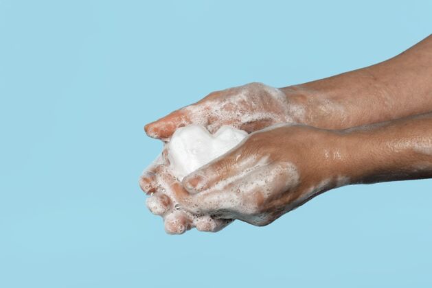 洗手侧着身子用白肥皂洗手的人预防个人小心