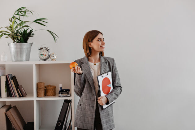 顾问一张女商人的画像 手里拿着饼状图 往旁边看微笑的女人要在办公室吃苹果当午餐长相女商人企业家