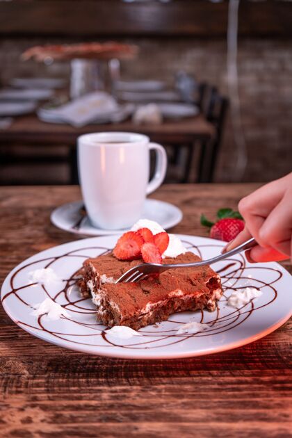 美味在咖啡旁边切草莓巧克力饼干的人糖蛋糕樱桃