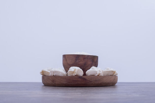 食物生饺子放在大理石表面的木板上好吃的木板吃的