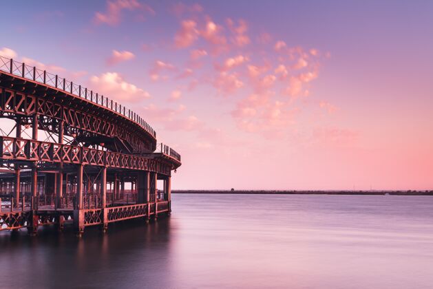 日落海上的长码头西班牙紫罗兰天空