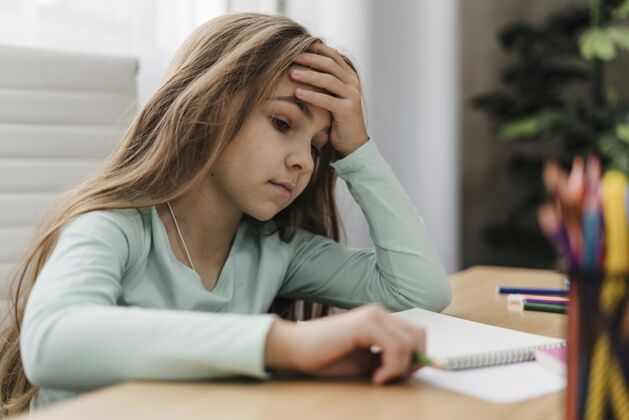 流行病女孩在网上上课时头痛呆在家里病毒压力
