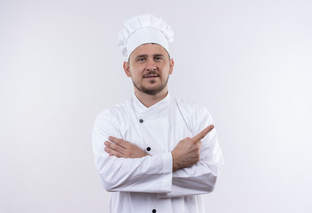 闭合年轻帅气的厨师身着厨师制服 站在一旁 闭上眼睛 指着右边的空白处侧线年轻厨师
