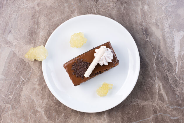 视图把一片巧克力蛋糕放在白色盘子里美味顶部视图块