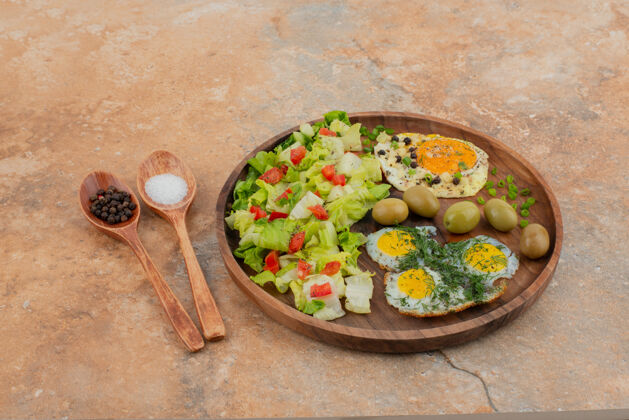 生菜在木板上吃美味的午餐盘子盐勺子